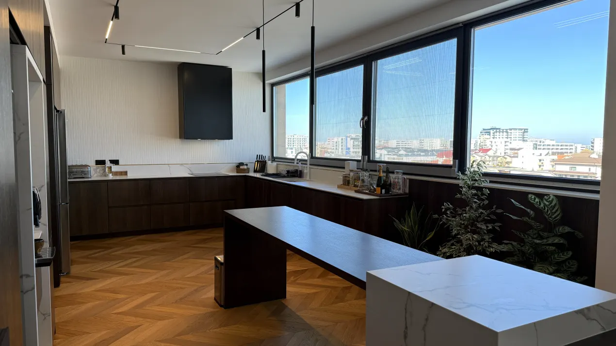 Bucătărie cu insulă în penthouse-ul XENERO Residence
