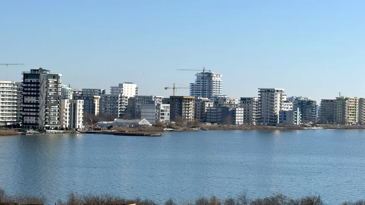 Priveliște spre lacul Siutghiol din penthouse-ul XENERO Residence