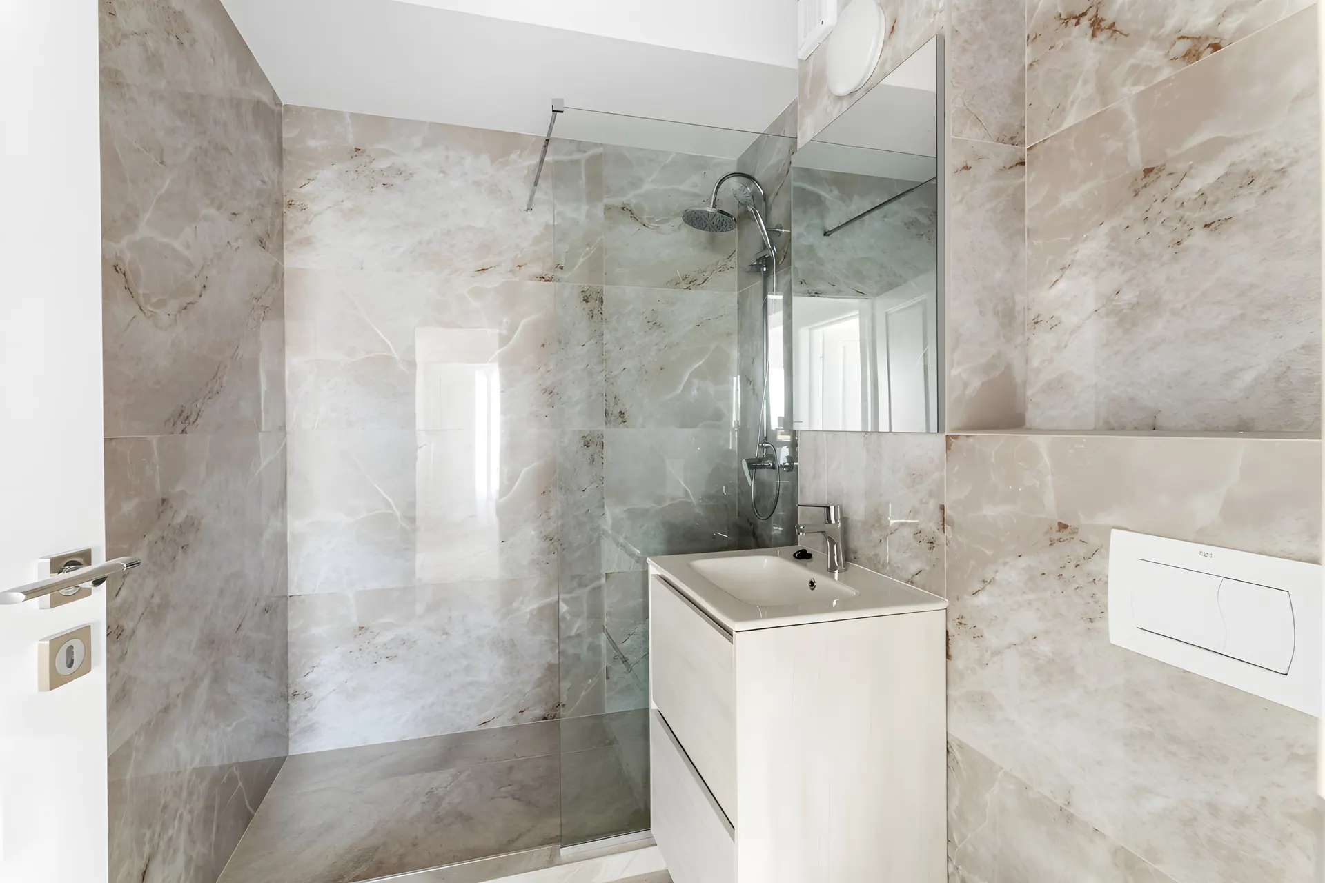 Baie finisată într-un apartament din XENERO Residence