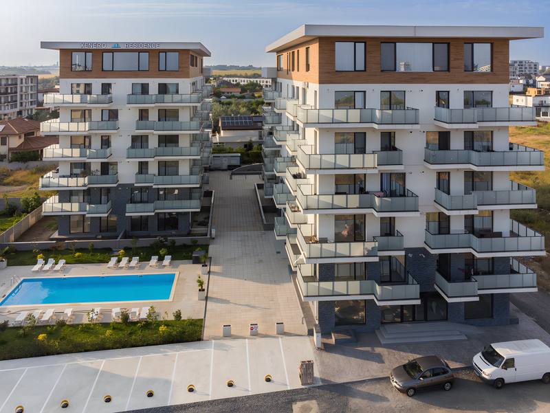 Vedere de sus asupra ansamblului XENERO Residence, între lac și mare