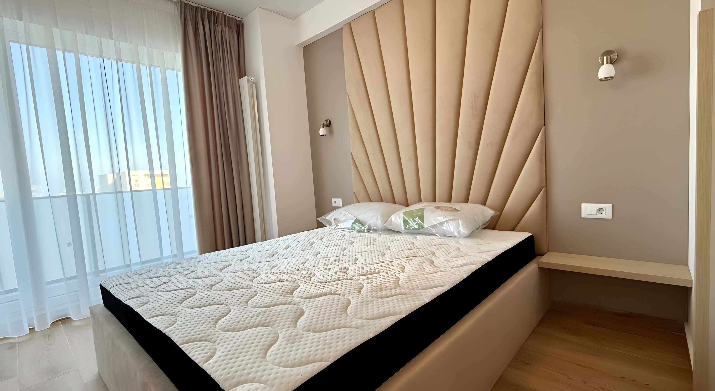 Dormitor cu pat dublu și ieșire la balcon, într-un apartament finalizat
