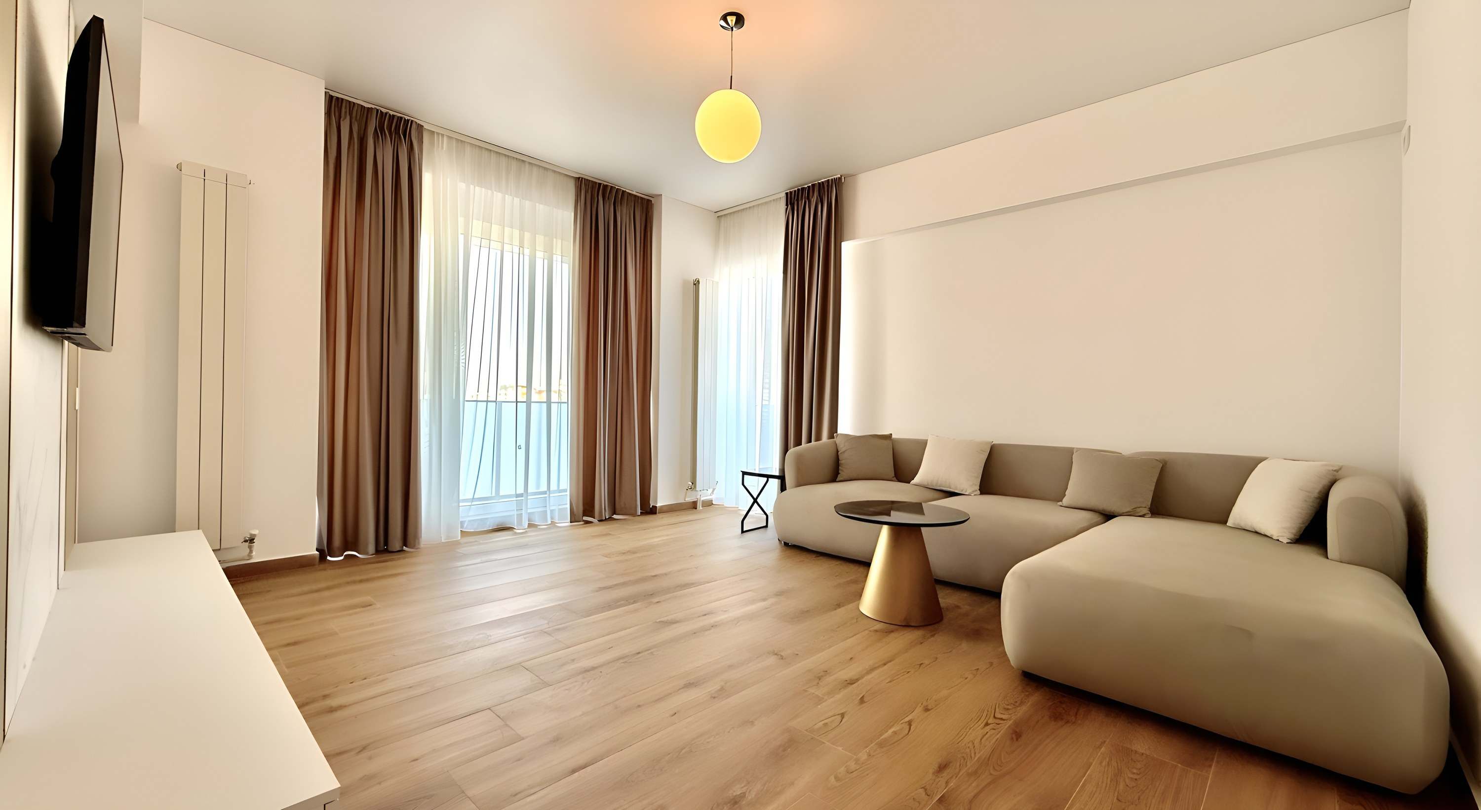 Living cu canapea curbată, într-un apartament finalizat din XENERO Residence