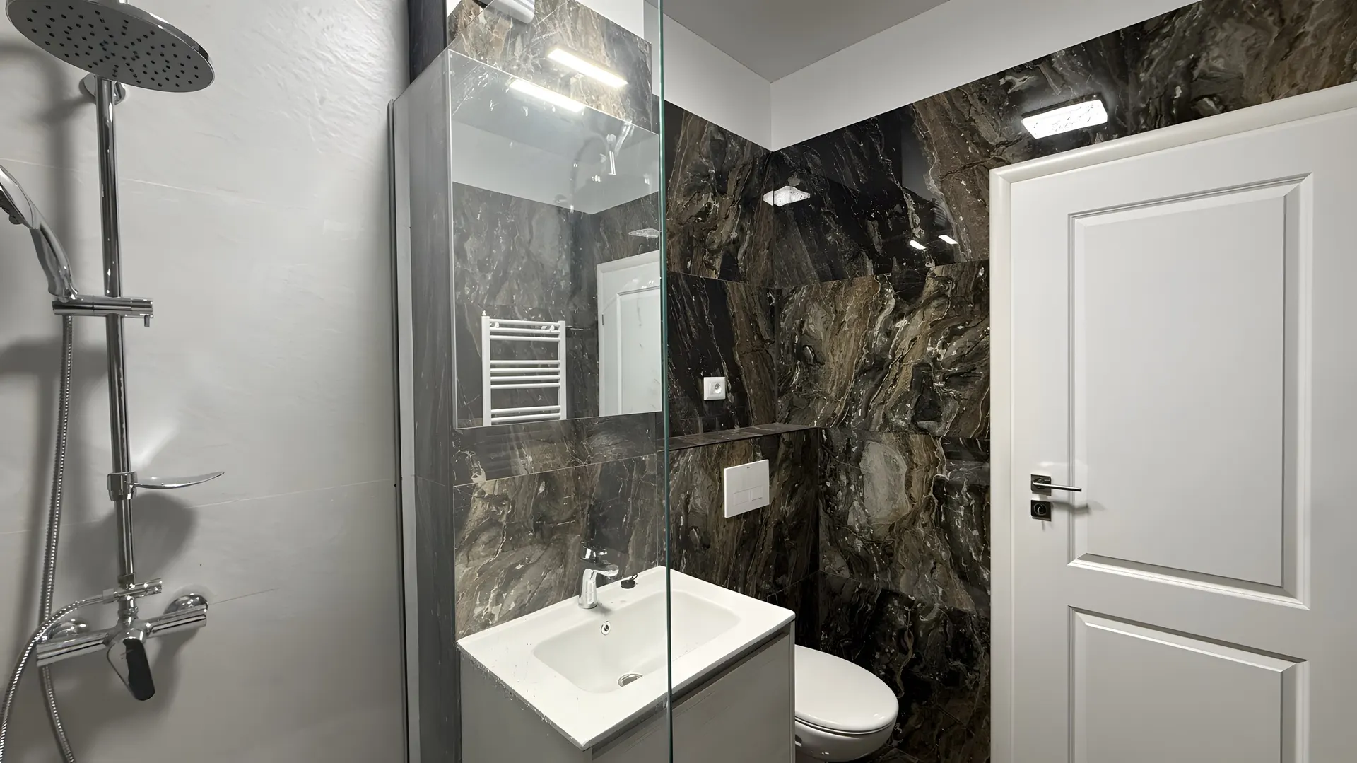 Baie finisată într-un apartament din XENERO Residence