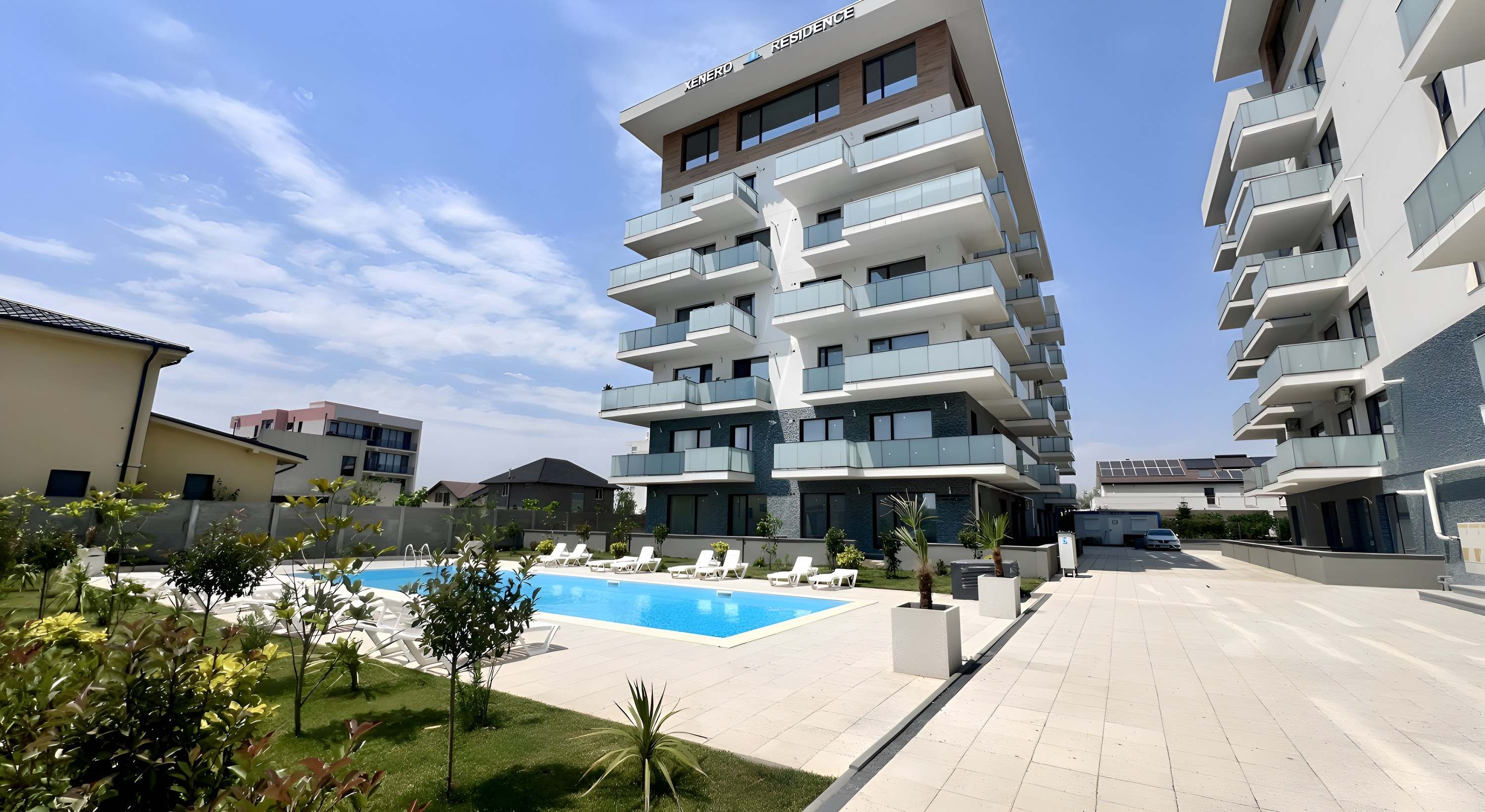 Piscina ansamblului XENERO Residence, cu clădirile finalizate în fundal