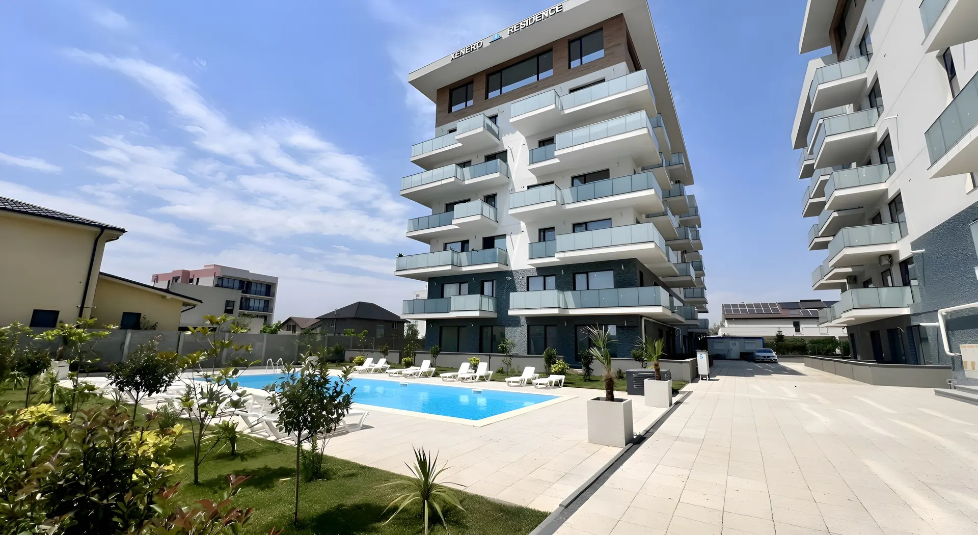 Piscina ansamblului XENERO Residence, cu clădirile finalizate în fundal