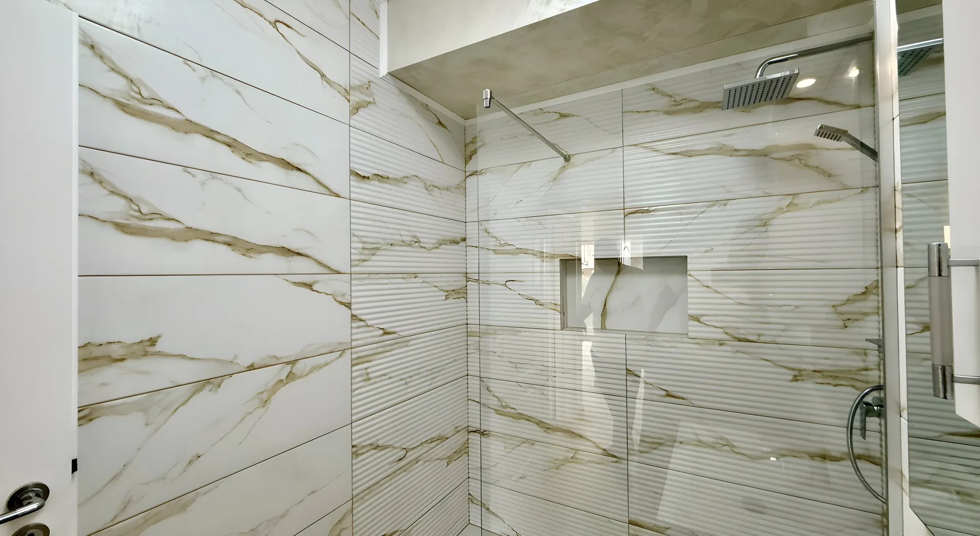 Baie finisată într-un apartament din XENERO Residence
