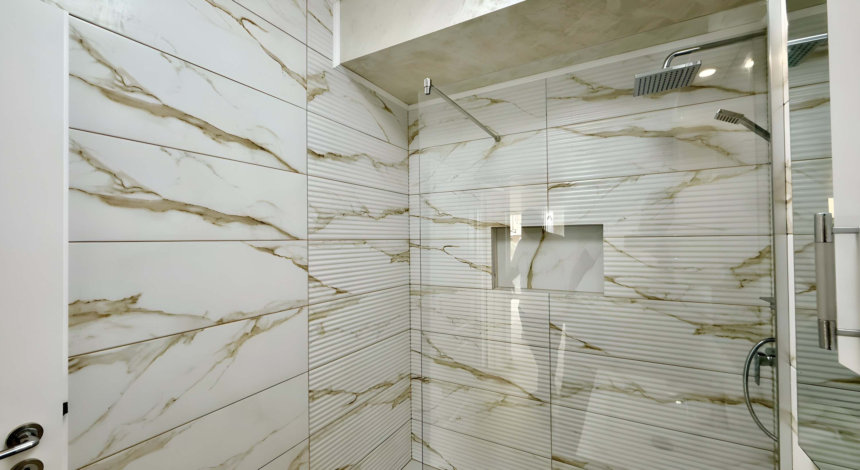Baie finisată, cu cabină de duș din sticlă și faianță tip marmură, într-un apartament din XENERO Residence