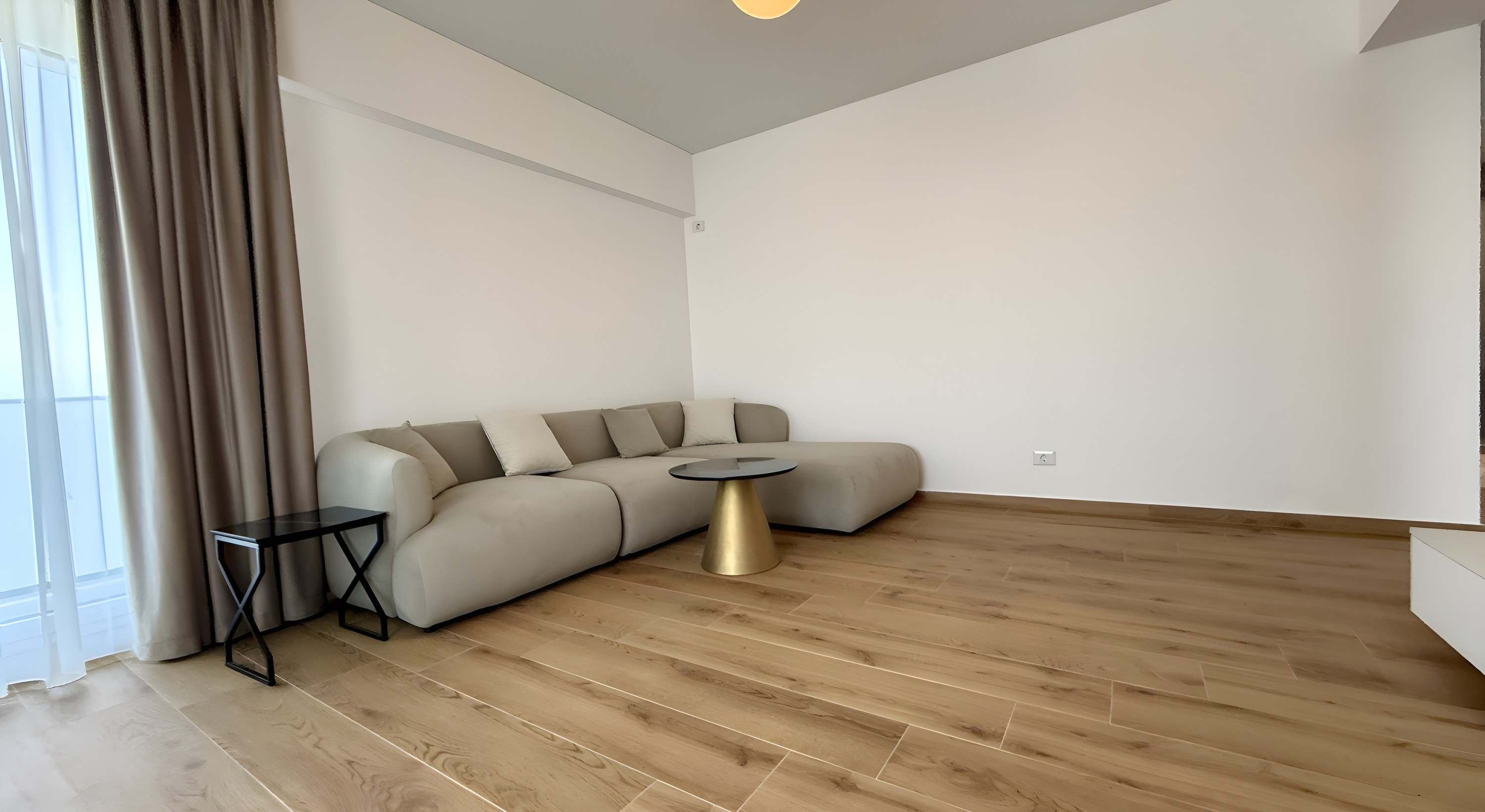 Living cu canapea gri deschis, într-un apartament finalizat din XENERO Residence