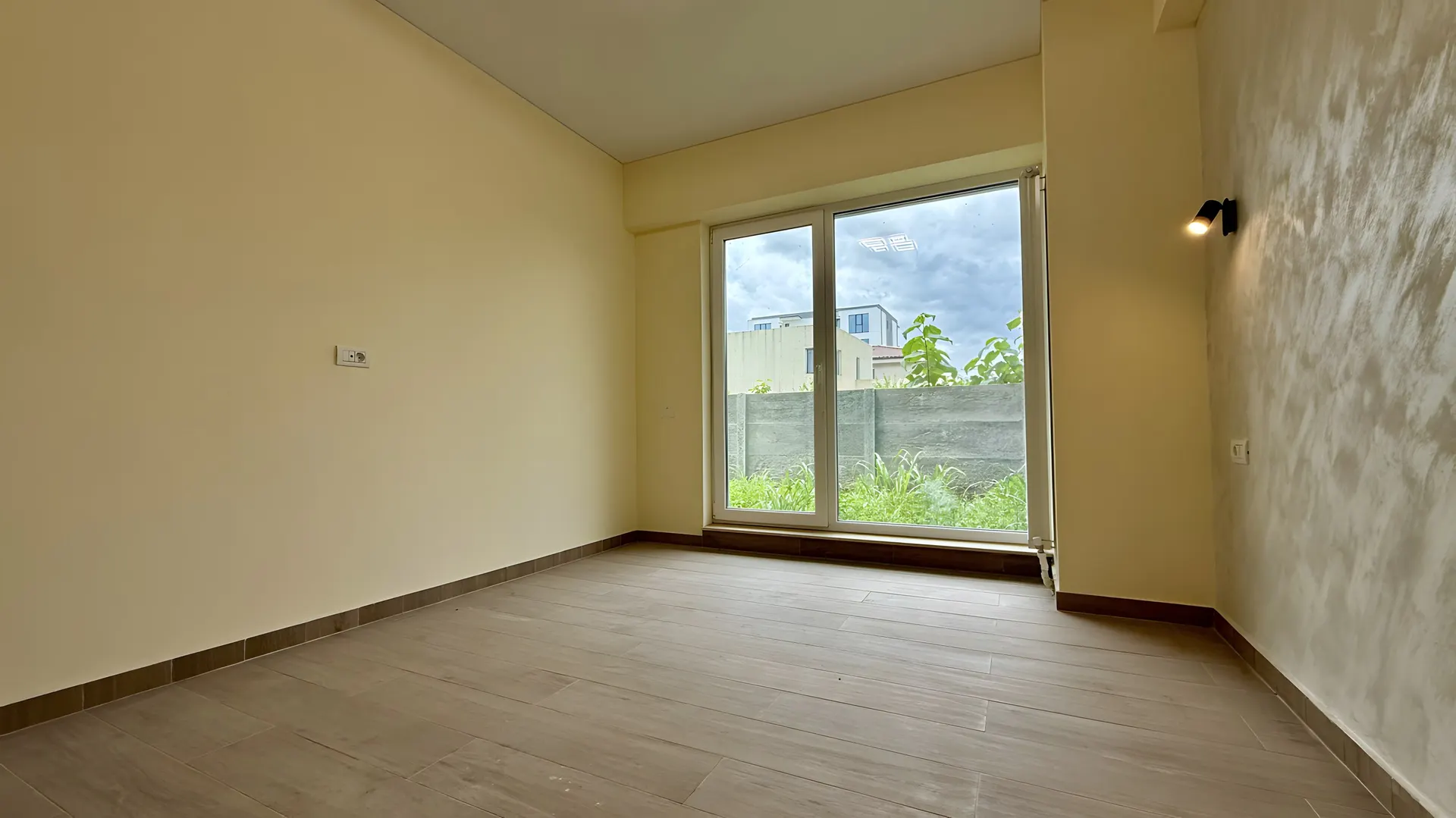 Living luminos într-un apartament finalizat din XENERO Residence, Mamaia Nord