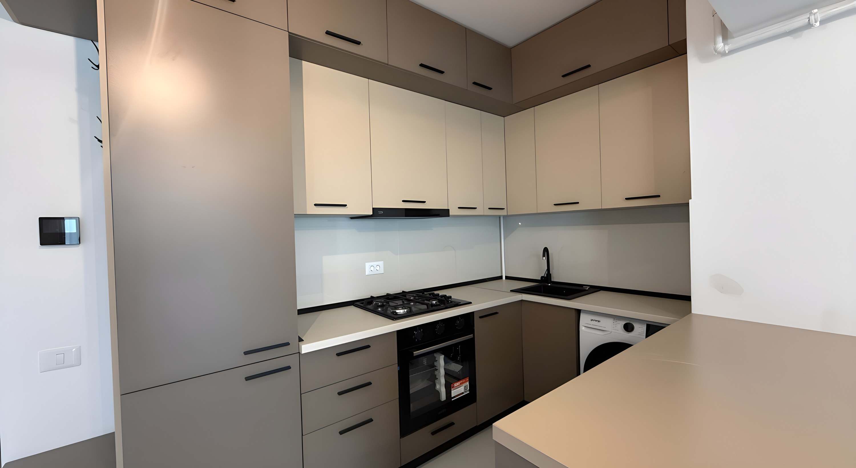 Bucătărie finisată, cu electrocasnice încorporate, într-un apartament din XENERO Residence
