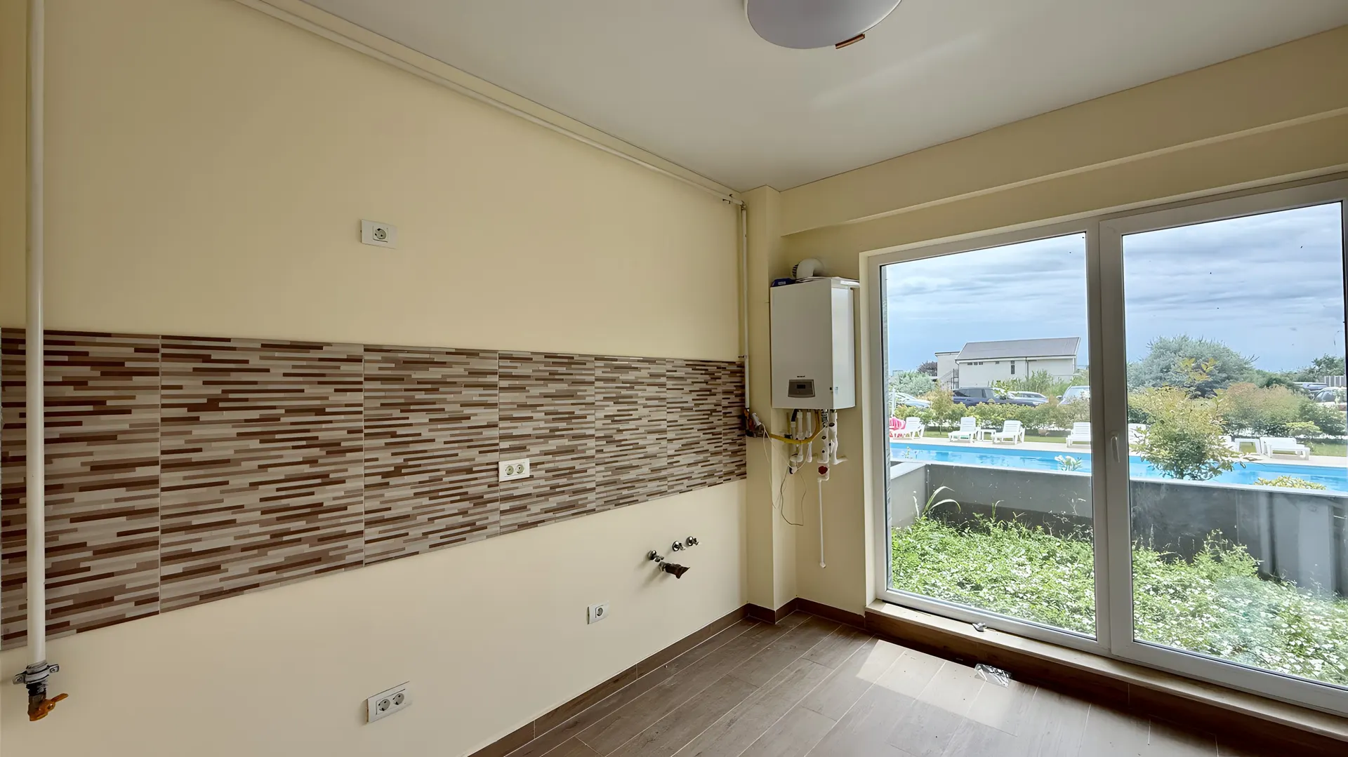Living luminos într-un apartament finalizat din XENERO Residence, Mamaia Nord